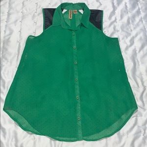 Sleeve-less collared button down blouse